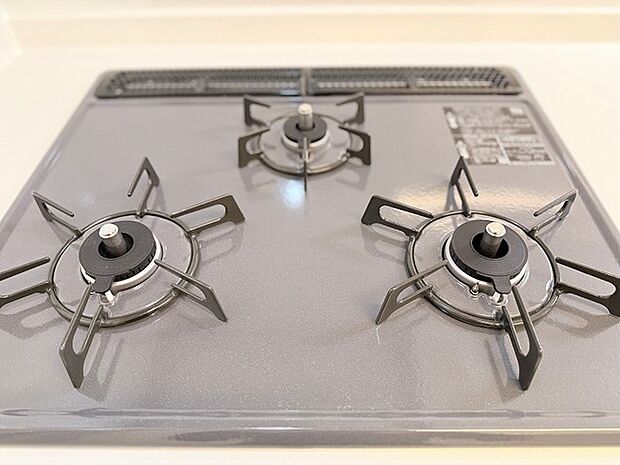 キッチンコンロスペースの近くには、空気の入れ替えが可能な開口部を設置!! お料理をする際には、換気扇を回しながら匂いが籠らない様に開放してお料理もお楽しみ頂けます。