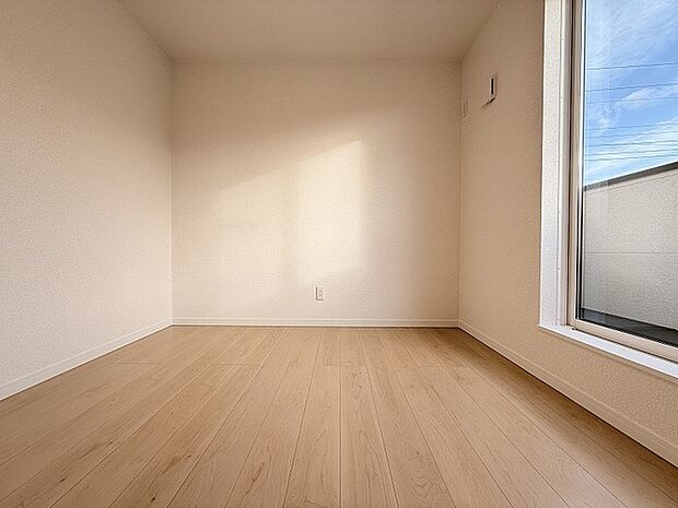 洋室はモダンなデザインと機能性を備え、快適な生活空間に。明るい窓から差し込む自然光が広々とした空間をさらに明るく開放的に感じさせます。  