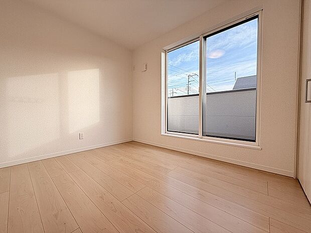 スタイリッシュなデザインと快適な居住性を兼ね備えた洋室。広々とした空間は、自分らしいインテリアを楽しむことができるほか、リラックスした時間を過ごすことができそうです。 