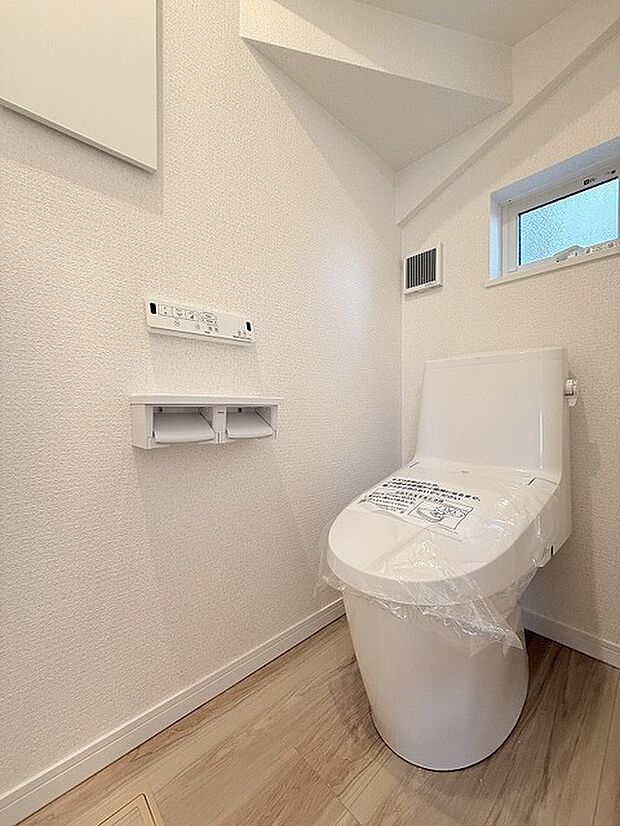 トイレスペース。 ちょっとした収納を設置する事も可能です。 