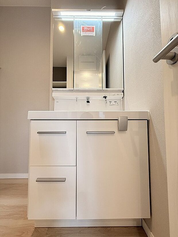 三面鏡に洗面台。 コンセントに照明機能、多機能性を備えた設備です。  