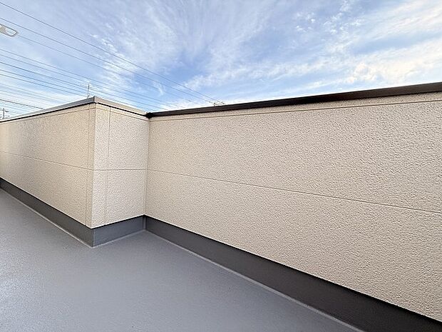 日々の忙しさやストレスから離れ、バルコニーで静かに深呼吸、心が穏やかになります。