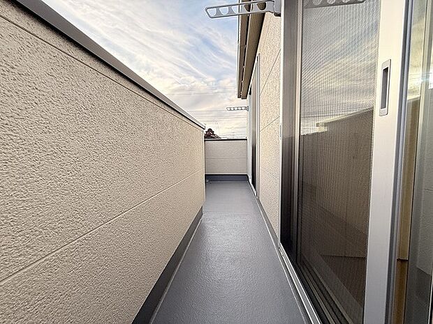 季節の変化や天気の良い日には、バルコニーでの時間が心地よく、気分をリフレッシュさせることができます。 