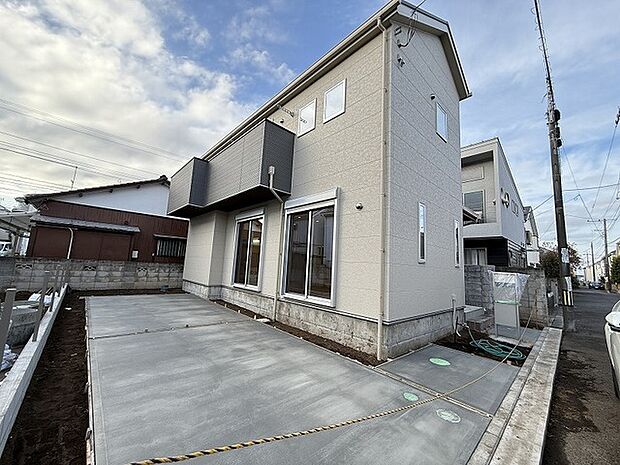 朝のひと時にコーヒーを飲みながら新鮮な空気を吸う、バルコニーでの過ごし方は様々です。自分だけの小さなオアシスとして、日常の喧騒を忘れる場所になるかもしれません。 