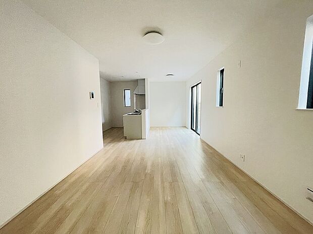 家族の集まるリビングは気持ちの良い自然光が差し込む団欒空間。室内のご見学予約も随時、受付中ですのでお気軽にお問合せください。 