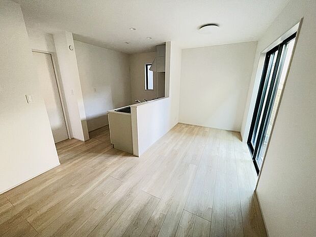 家族が食事するダイニングスペースをキッチンから見渡せる設計に。お料理をしながら家族とのコミュニケーションが増えそうな予感。 