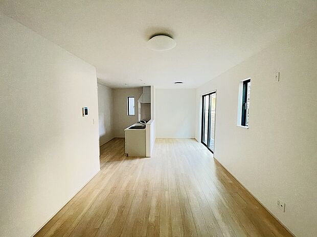 家族が食事するダイニングスペースをキッチンから見渡せる設計に。お料理をしながら家族とのコミュニケーションが増えそうな予感。 