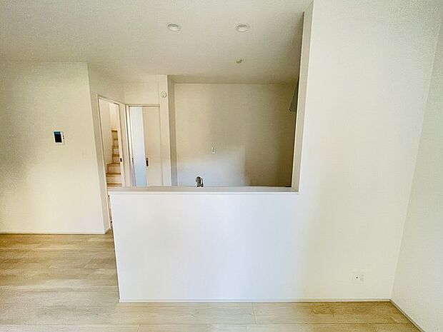 カウンターキッチンならではの開放的な見通し、全体が見渡せることでご家族の団欒スペースもより明るく笑顔が溢れる空間となります。 