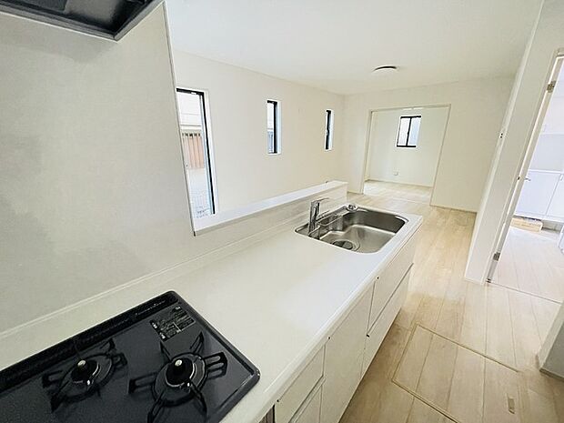 お料理をしながらリビングの家族やゲストとの会話が楽しめるカウンタータイプのキッチン。毎日のお料理を楽しく快適に。 