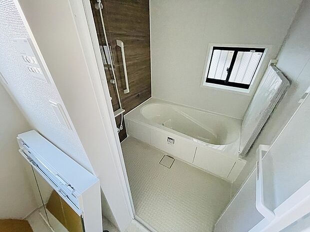 一日の疲れを癒してくれるゆったりとしたバスルームです。 