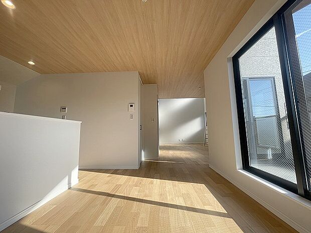 家族の集まるリビングは気持ちの良い自然光が差し込む団欒空間。室内のご見学予約も随時、受付中ですのでお気軽にお問合せください。