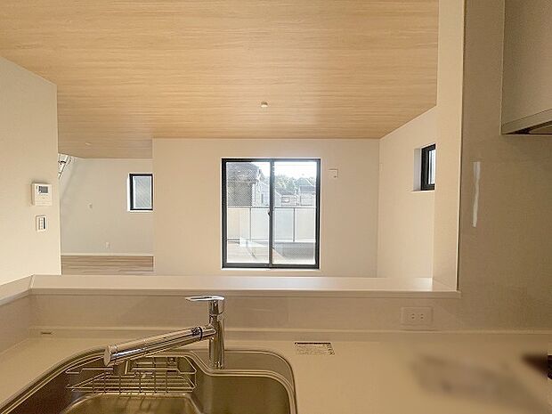 お料理をしながらリビングの家族やゲストとの会話が楽しめるカウンタータイプのキッチン。毎日のお料理を楽しく快適に。 