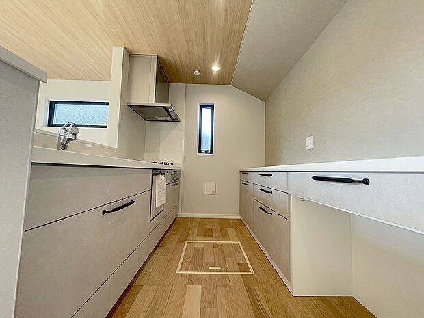 キッチンコンロスペースの近くには、空気の入れ替えが可能な開口部を設置！！ お料理をする際には、換気扇を回しながら匂いが籠らない様に開放してお料理もお楽しみ頂けます。 