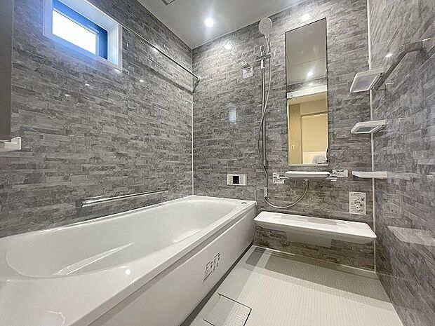 一日の疲れを癒してくれるゆったりとしたバスルームです。 