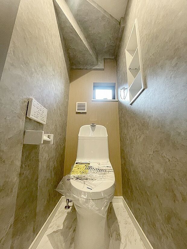 階段下を有効活用したトイレスペース。 便座はもちろんウォシュレット。  