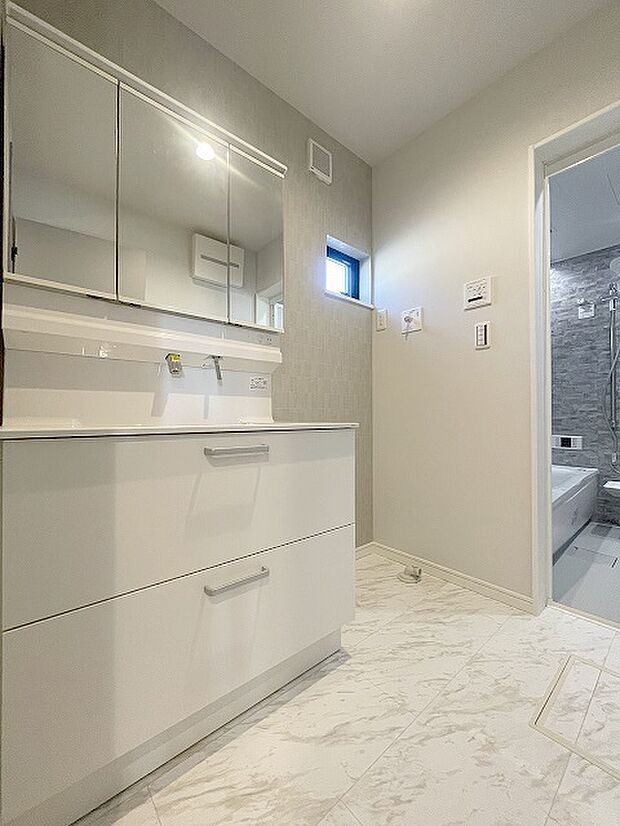 三面鏡に洗面台。 コンセントに照明機能、多機能性を備えた設備です。