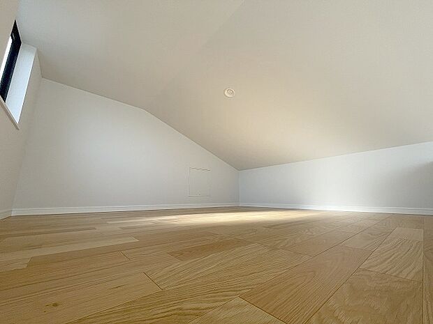 大きな屋根裏部屋はなんだかワクワクしてしまうスペース。趣味の空間や子供のワークスペース、季節物の収納など色々な用途に利用できそうな予感。 