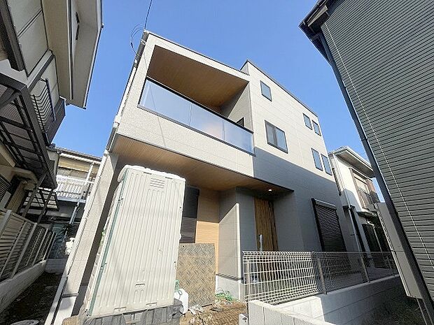 周辺の街並みの中で適度な主張、生活に溶け込むシンプルなデザインの外観が魅力の一戸建です。