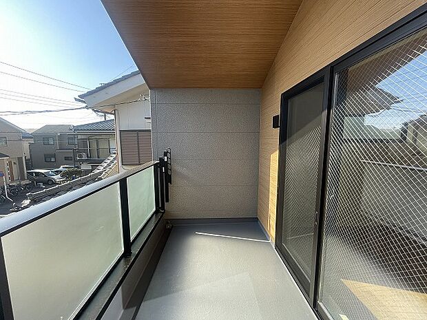 季節の変化や天気の良い日には、バルコニーでの時間が心地よく、気分をリフレッシュさせることができます。 