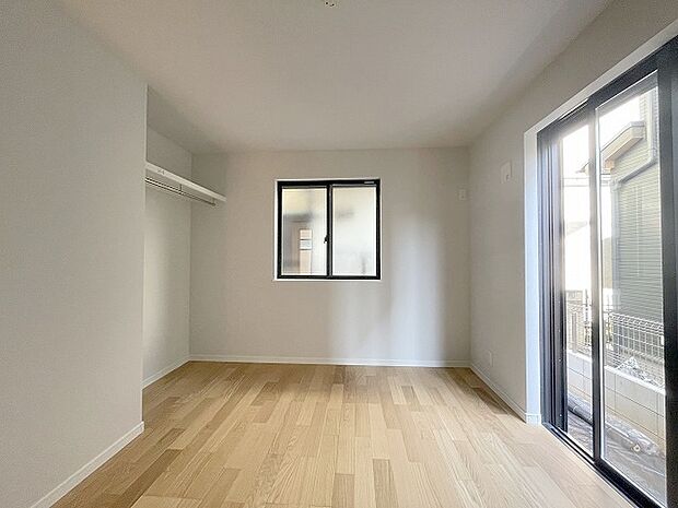 洋室はモダンなデザインと機能性を備え、快適な生活空間に。明るい窓から差し込む自然光が広々とした空間をさらに明るく開放的に感じさせます。  