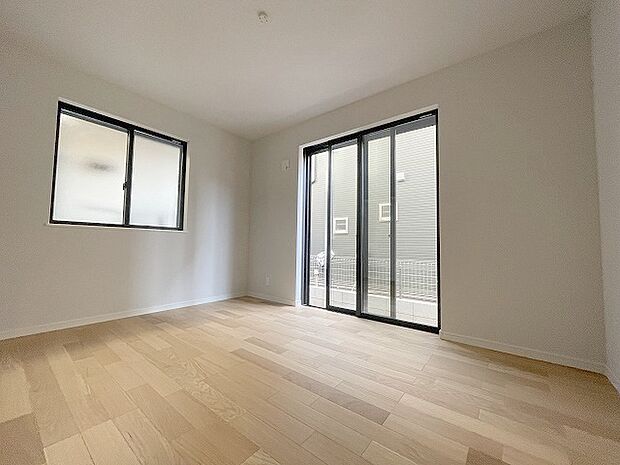 スタイリッシュなデザインと快適な居住性を兼ね備えた洋室。広々とした空間は、自分らしいインテリアを楽しむことができるほか、リラックスした時間を過ごすことができそうです。