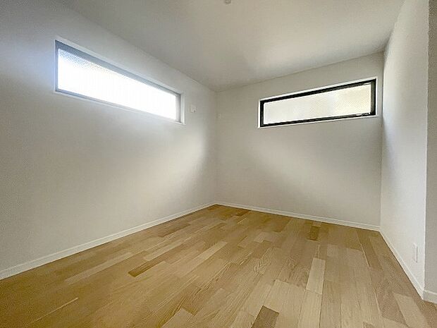 実際に室内をご見学頂くと生活のイメージが広がると思います。家具を置いたイメージや窓からの景色など。周辺で販売に出している物件も一緒にまとめてご見学頂き、比較する事もできます。