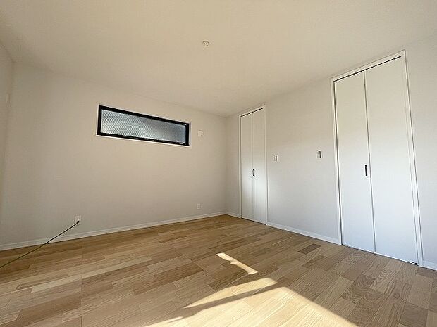 スマートなデザインと賢い収納が生活を快適にします。広々とした雰囲気を演出する工夫が施され、生活空間の魅力を引き出します。  