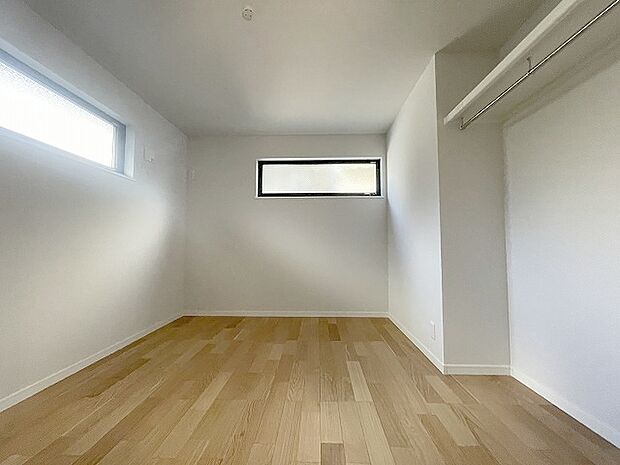 洋室はモダンなデザインと機能性を備え、快適な生活空間に。明るい窓から差し込む自然光が広々とした空間をさらに明るく開放的に感じさせます。