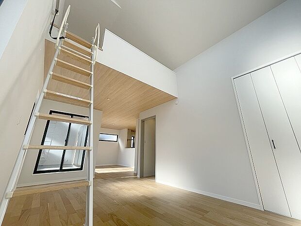 吹抜けの空間を意識した開放感のある間取り。そして上部にロフトを配置。スタイリッシュかつ収納も豊富で長く機能的に住める家を目指して。 