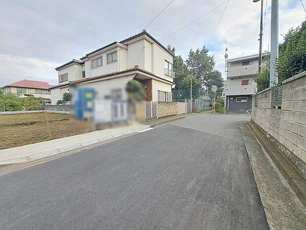 安心して暮らすことのできる住宅街。　住宅地の道路は一般に交通量が少なく車などの騒音が少ないため、住民にとって静かな生活環境が提供されます。 