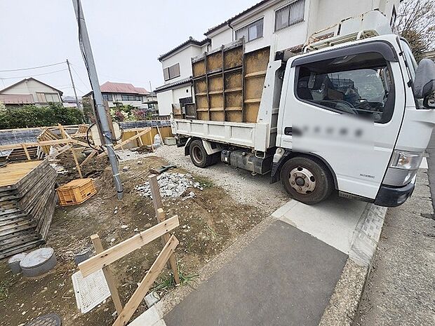 現在建物を建築中です、建築中の物件については現地確認の他、同施工会社の完成施工例のご案内、担当者のプレゼンテーションにてご検討ください。適切なご検討の方法をご説明させて頂きます。 