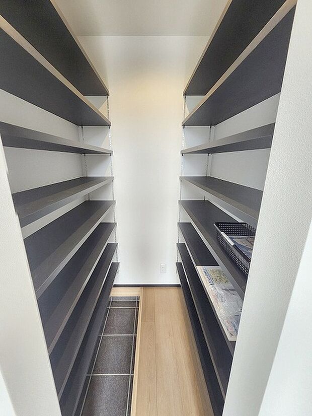 靴が沢山ある方には嬉しいシューズクローク。ベビーカーやゴルフバッグなども置けそうなスペースに