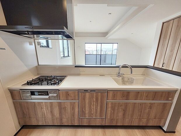 お料理をしながらリビングの家族やゲストとの会話が楽しめるカウンタータイプのキッチン。毎日のお料理を楽しく快適に。