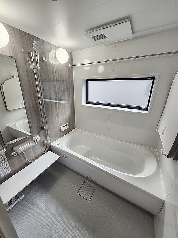 一日の疲れを癒してくれるゆったりとしたバスルームです。