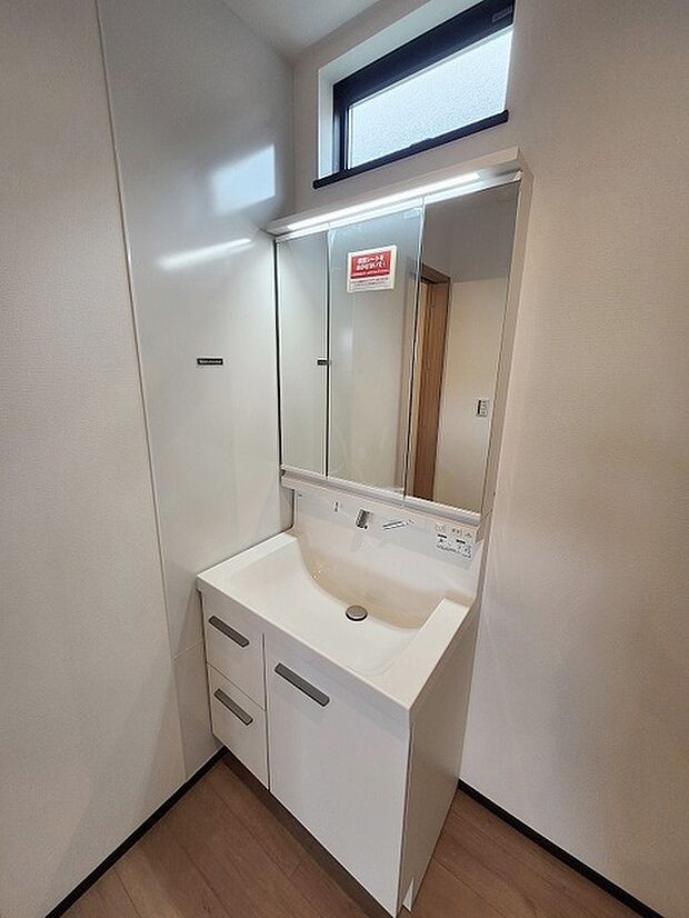 三面鏡に洗面台。 コンセントに照明機能、多機能性を備えた設備です。