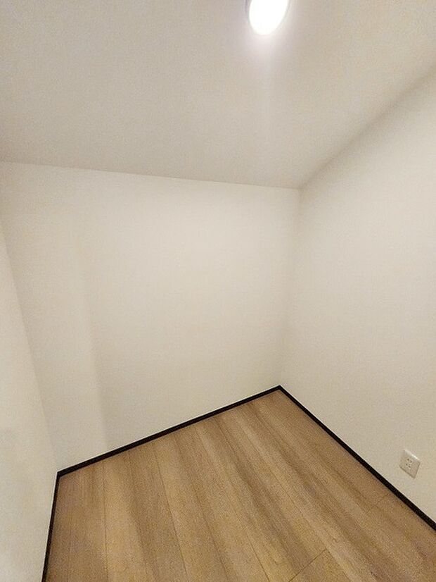 収納スペースがたっぷりと確保されたこの物件では、生活をより快適に送ることができます。