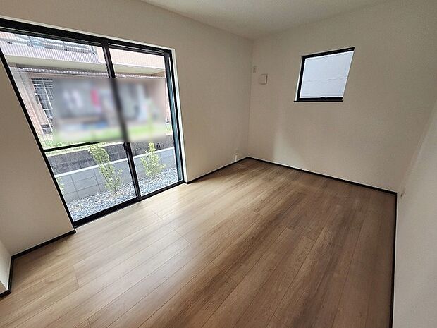 洋室はモダンなデザインと機能性を備え、快適な生活空間に。明るい窓から差し込む自然光が広々とした空間をさらに明るく開放的に感じさせます。