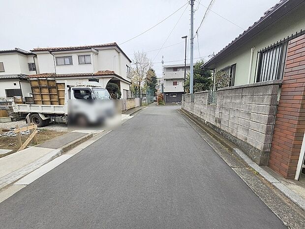 周辺は住宅が建ち並ぶ閑静な住宅街です。
