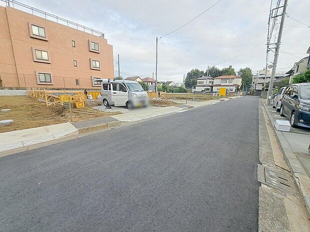 安心して暮らすことのできる住宅街。　住宅地の道路は一般に交通量が少なく車などの騒音が少ないため、住民にとって静かな生活環境が提供されます。 