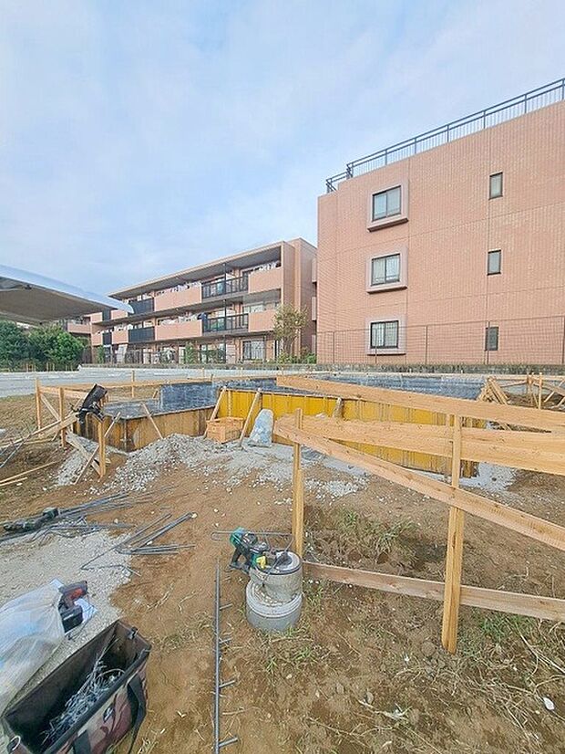 現在建物を建築中です、建築中の物件については現地確認の他、同施工会社の完成施工例のご案内、担当者のプレゼンテーションにてご検討ください。適切なご検討の方法をご説明させて頂きます。 
