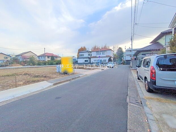 安心して暮らすことのできる住宅街。　住宅地の道路は一般に交通量が少なく車などの騒音が少ないため、住民にとって静かな生活環境が提供されます。 