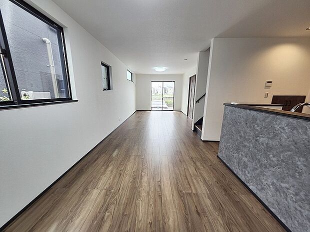 家族が食事するダイニングスペースをキッチンから見渡せる設計に。お料理をしながら家族とのコミュニケーションが増えそうな予感。 