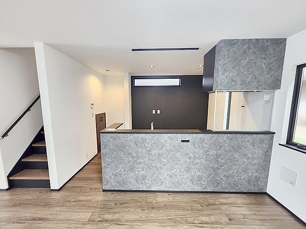 カウンターキッチンならではの開放的な見通し、全体が見渡せることでご家族の団欒スペースもより明るく笑顔が溢れる空間となります。 