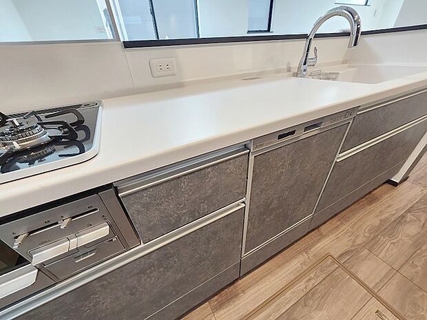 毎日の家事をサポートしてくれる食洗器も標準に装備。ちょっと嬉しい設備です 