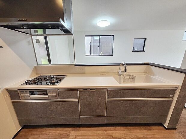 お料理をしながらリビングの家族やゲストとの会話が楽しめるカウンタータイプのキッチン。毎日のお料理を楽しく快適に。 