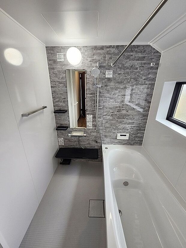 一日の疲れを癒してくれるゆったりとしたバスルームです。 