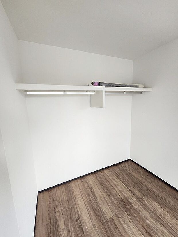 豊富な収納スペースもこの物件の特長の一つ。各所に収納が完備されており、生活をスッキリと整えることができます。 