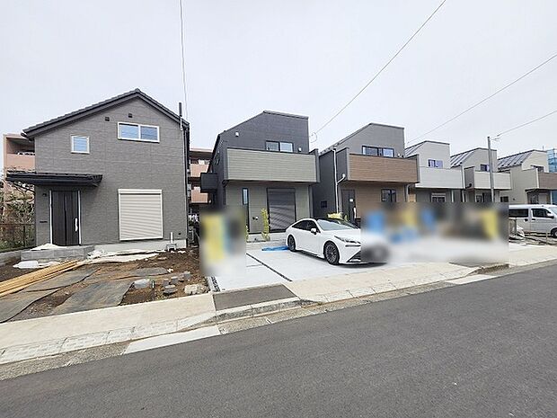 周辺の街並みの中で適度な主張、生活に溶け込むシンプルなデザインの外観が魅力の一戸建です。 