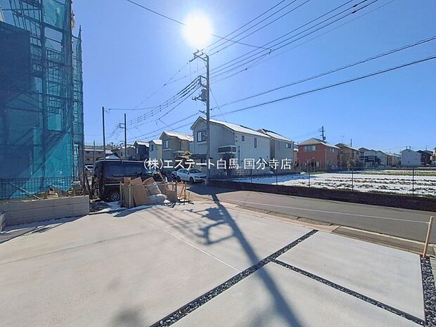 安心して暮らすことのできる住宅街。 住宅地の道路は一般に交通量が少なく車などの騒音が少ないため、住民にとって静かな生活環境が提供されます。