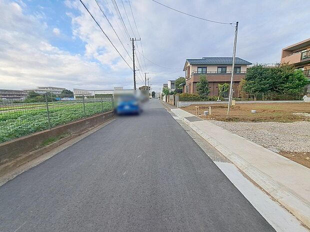 安心して暮らすことのできる住宅街。　住宅地の道路は一般に交通量が少なく車などの騒音が少ないため、住民にとって静かな生活環境が提供されます。 